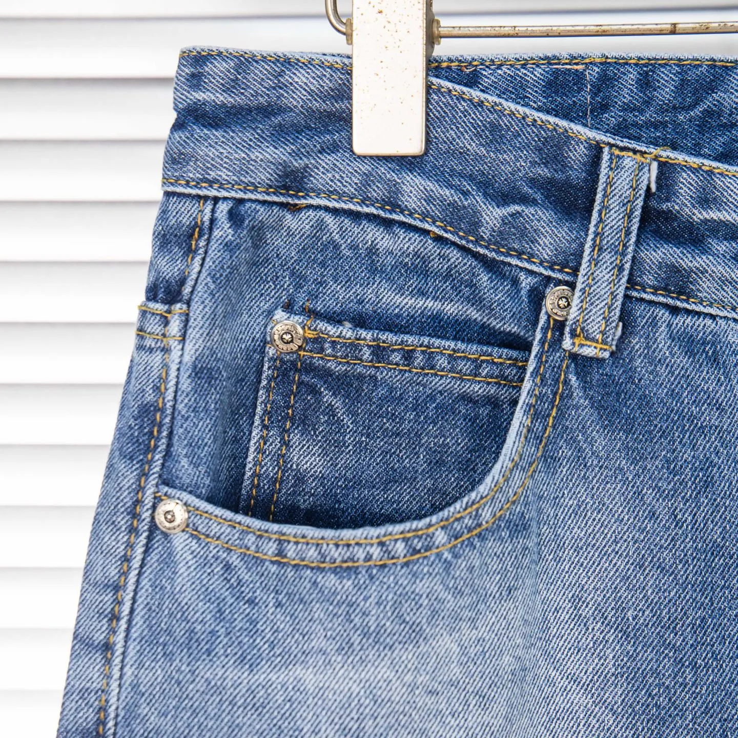P260 Chrome Hearts light blue pants, Sanskrit yellow and white patchwork leather jeans. CH jeans need to be washed before being dismantled and then hand-stitched with sheepskin cross leather and then spliced ​​together. The whole piece has too many craftsmanship to explain. The patchwork is decorated with cross flowers, and the high-waisted washed jeans! ! Absolutely high-end luxury products, god-level single products and super popular products, made with top heavy industry, a must-see magic weapon. Customized hardware. The fabric is thick and soft after washing. It has good breathability. Customized small leather label. Unique design. The details are simple and elegant, and the workmanship is exquisite. The entire trousers are neatly routed and the details are in place! It’s so cool that both men and women can easily control the genderless trend! Style number: 1804# Color: blue Size: 28 30 32 34